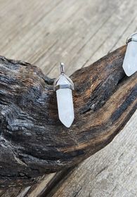 Bergkristall polerad spets, silverpläterat hänge