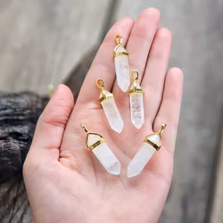 Bergkristall polerad spets, guldpläterat hänge