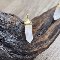 Bergkristall polerad spets, guldpläterat hänge