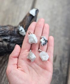 Regnbågsmånsten rå, silverpläterat hänge