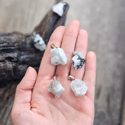 Regnbågsmånsten rå, silverpläterat hänge