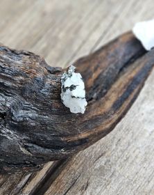 Regnbågsmånsten rå, silverpläterat hänge