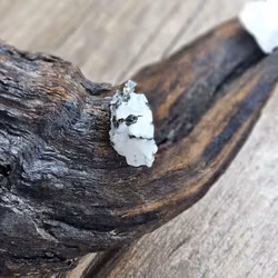 Regnbågsmånsten rå, silverpläterat hänge