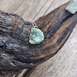 Grön Aventurin rå, silverpläterat hänge