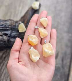 Gul Kalcit rå, silverpläterat hänge