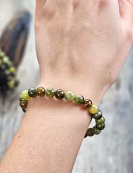 Grön Granat extra, armband 8mm runda pärlor