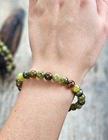 Grön Granat extra, armband 8mm runda pärlor