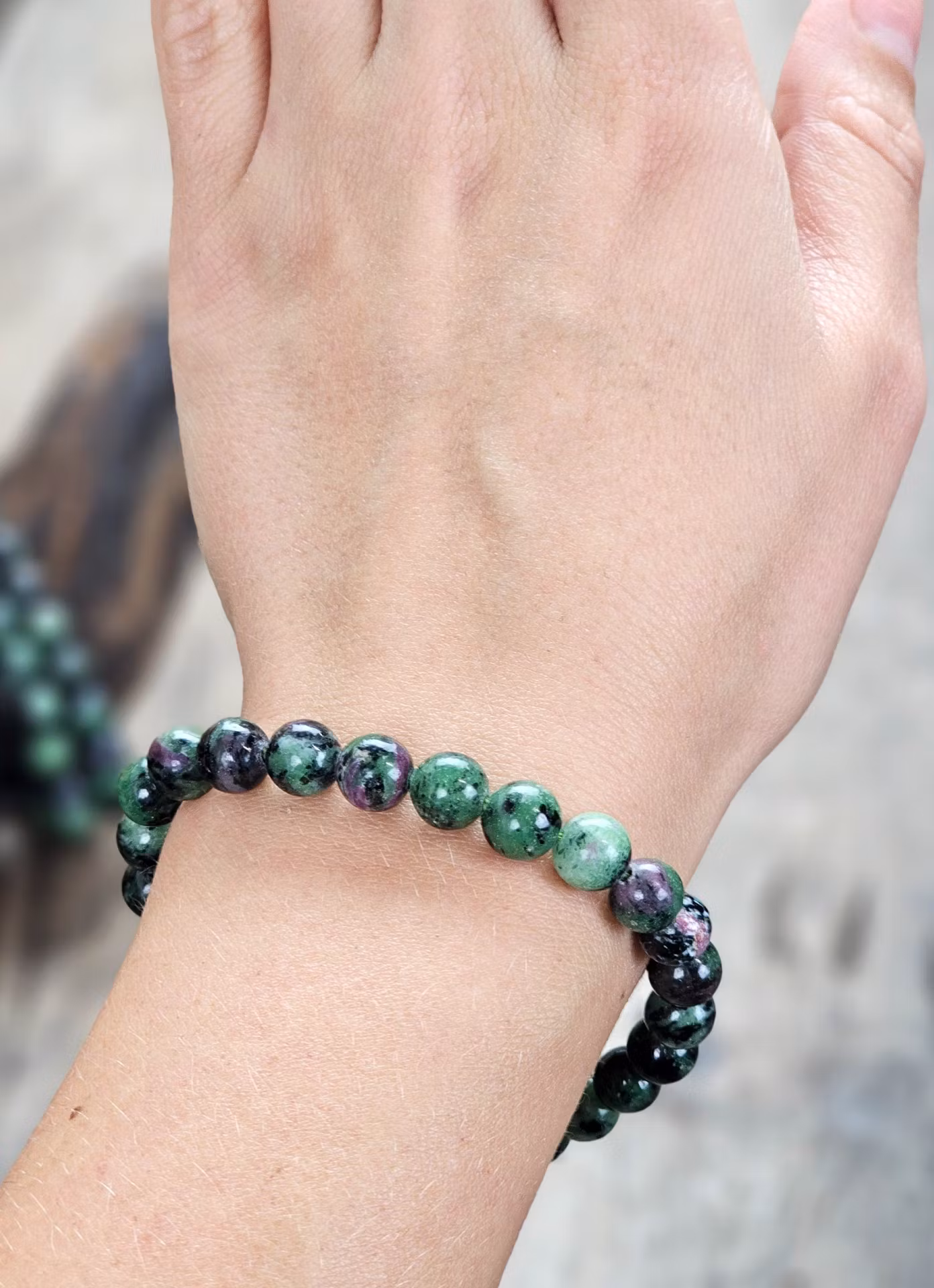 Zoisit med Rubin, armband 8mm runda pärlor