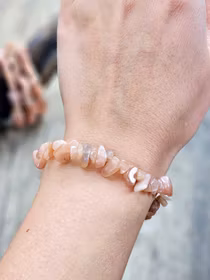 Persikomånsten, chipsarmband