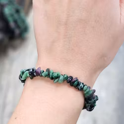 Zoisit med Rubin, chipsarmband