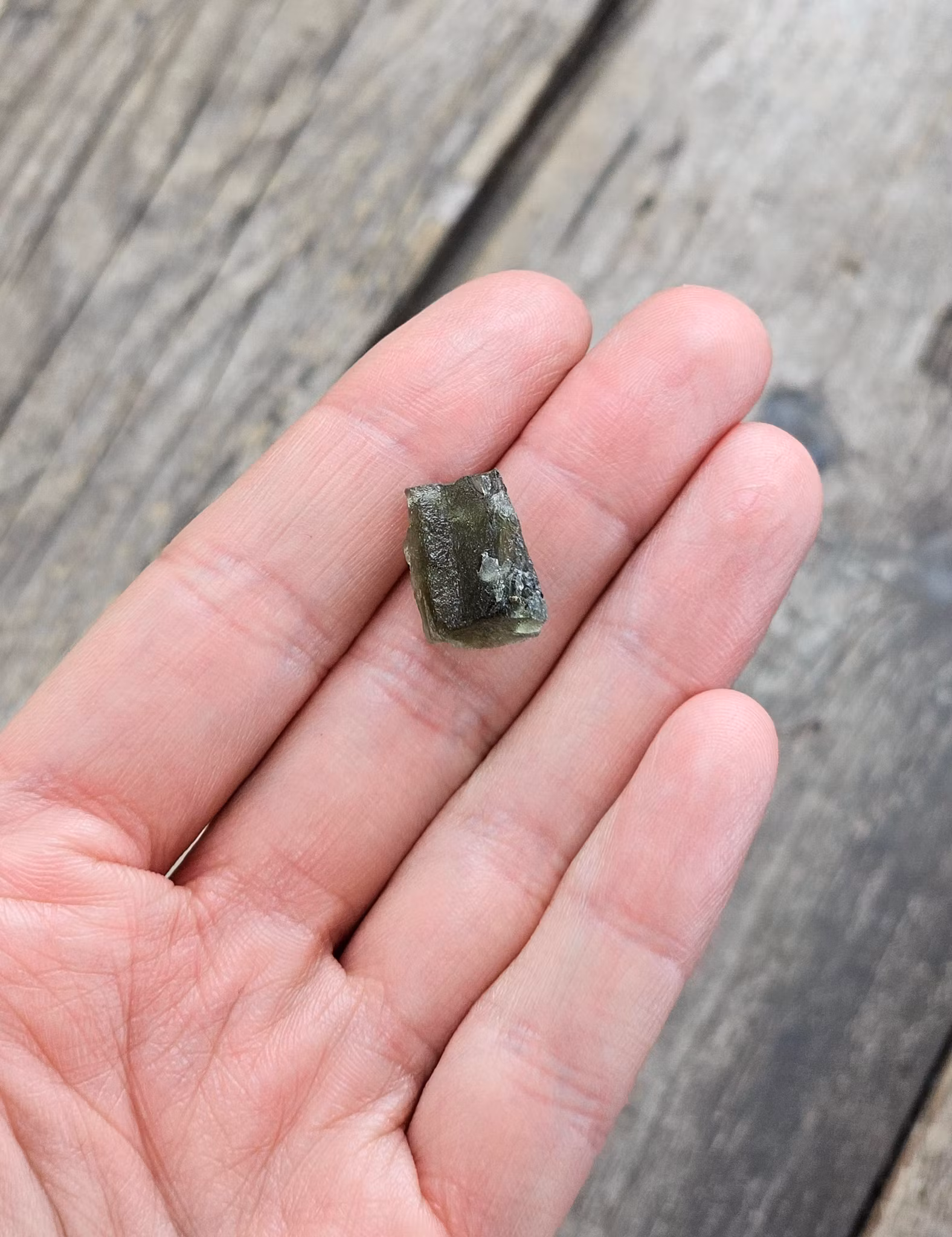 Moldavit, rå bit #11