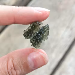 Moldavit, rå bit #14