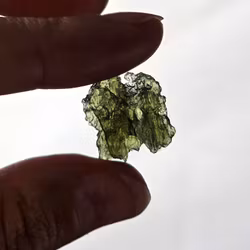 Moldavit, rå bit #14