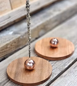 Rökelsehållare i trä med kopparklot