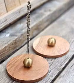 Rökelsehållare i trä med mässingsklot