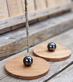 Rökelsehållare i trä med svart kopparklot