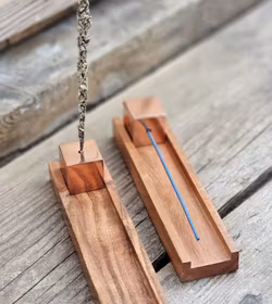 Rökelsehållare i trä med kopparkub