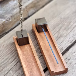 Rökelsehållare i trä med svart kub