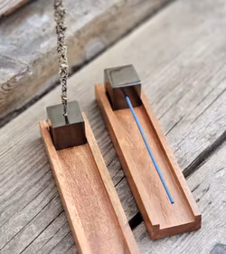 Rökelsehållare i trä med svart kub