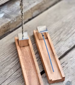 Rökelsehållare i trä med silverkub