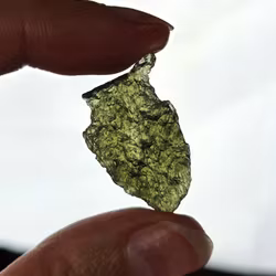 Moldavit, rå bit #2