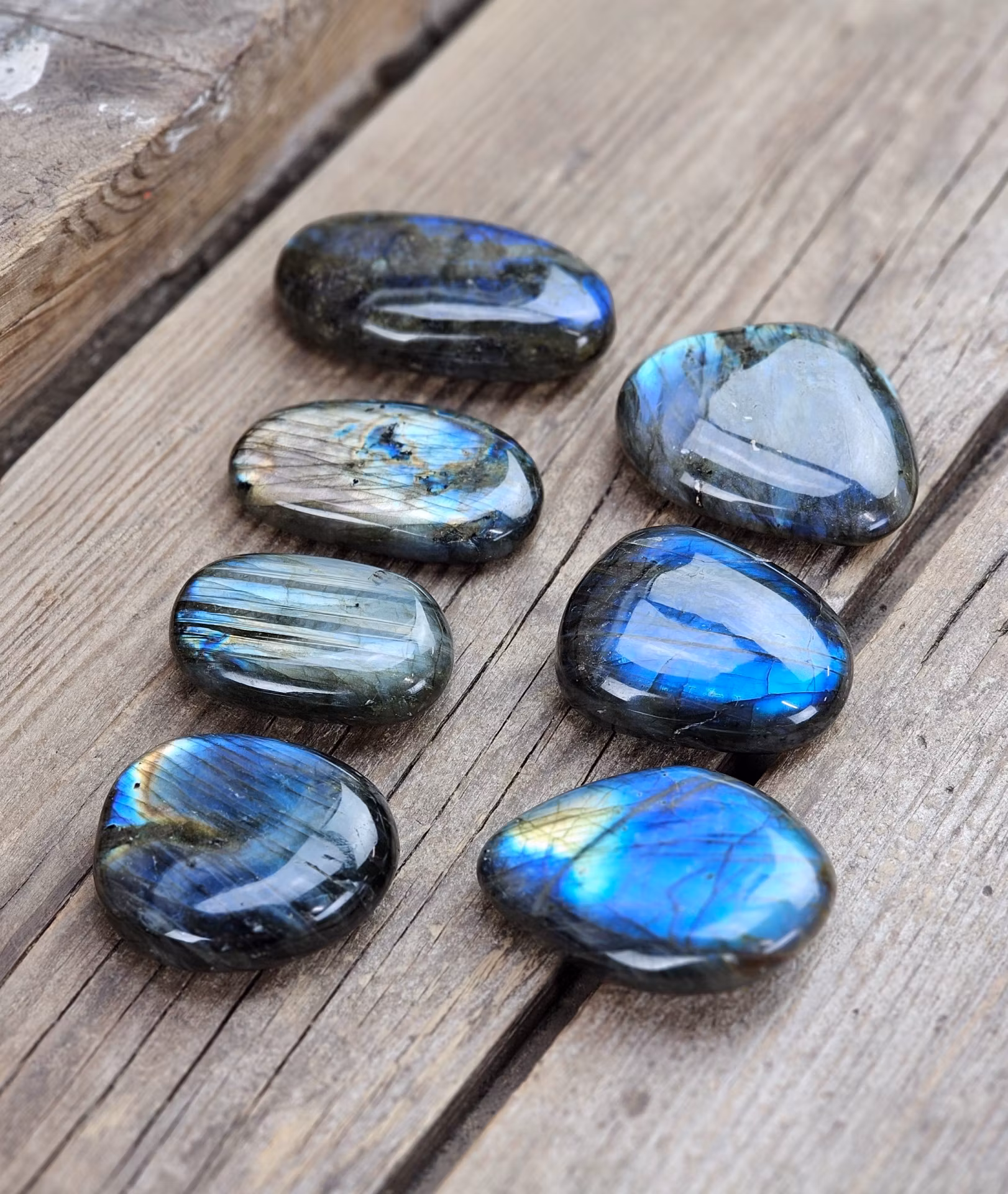 Labradorit, touchstone