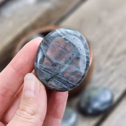 Sunset Labradorit, touchstone