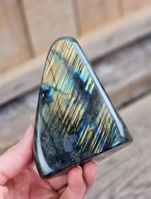 Labradorit, polerad kristall stående friform #2