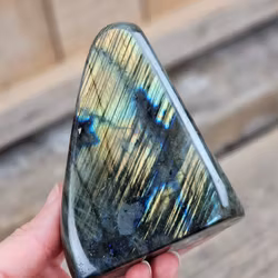 Labradorit, polerad kristall stående friform #2