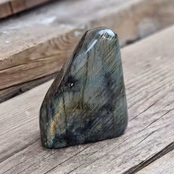 Labradorit, polerad kristall stående friform #2