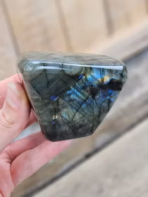 Labradorit, polerad kristall stående friform #3