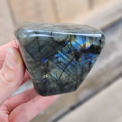 Labradorit, polerad kristall stående friform #3