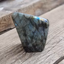 Labradorit, polerad kristall stående friform #3