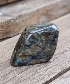 Labradorit, polerad kristall stående friform #11