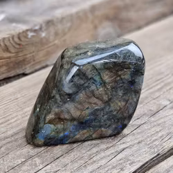 Labradorit, polerad kristall stående friform #11