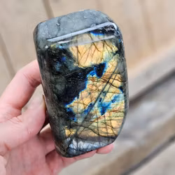 Labradorit, polerad kristall stående friform #14