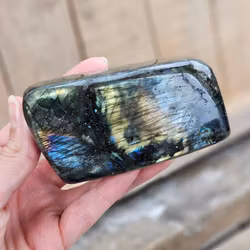 Labradorit, polerad kristall stående friform #18