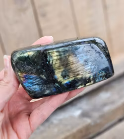 Labradorit, polerad kristall stående friform #18