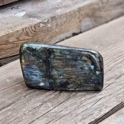 Labradorit, polerad kristall stående friform #18