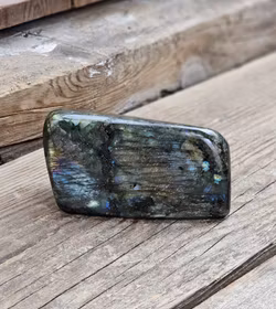 Labradorit, polerad kristall stående friform #18