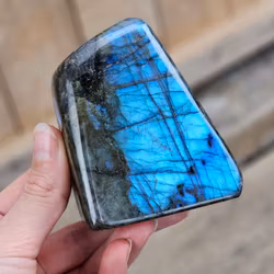 Labradorit, polerad kristall stående friform #19