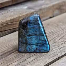 Labradorit, polerad kristall stående friform #19