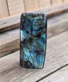 Labradorit, polerad kristall stående friform #20