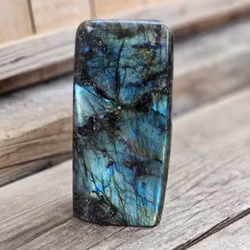 Labradorit, polerad kristall stående friform #20