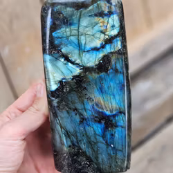 Labradorit, polerad kristall stående friform #20