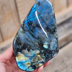 Labradorit, polerad kristall stående friform #21