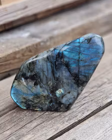 Labradorit, polerad kristall stående friform #21