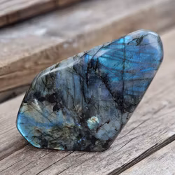 Labradorit, polerad kristall stående friform #21