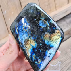 Labradorit, polerad kristall friform #23