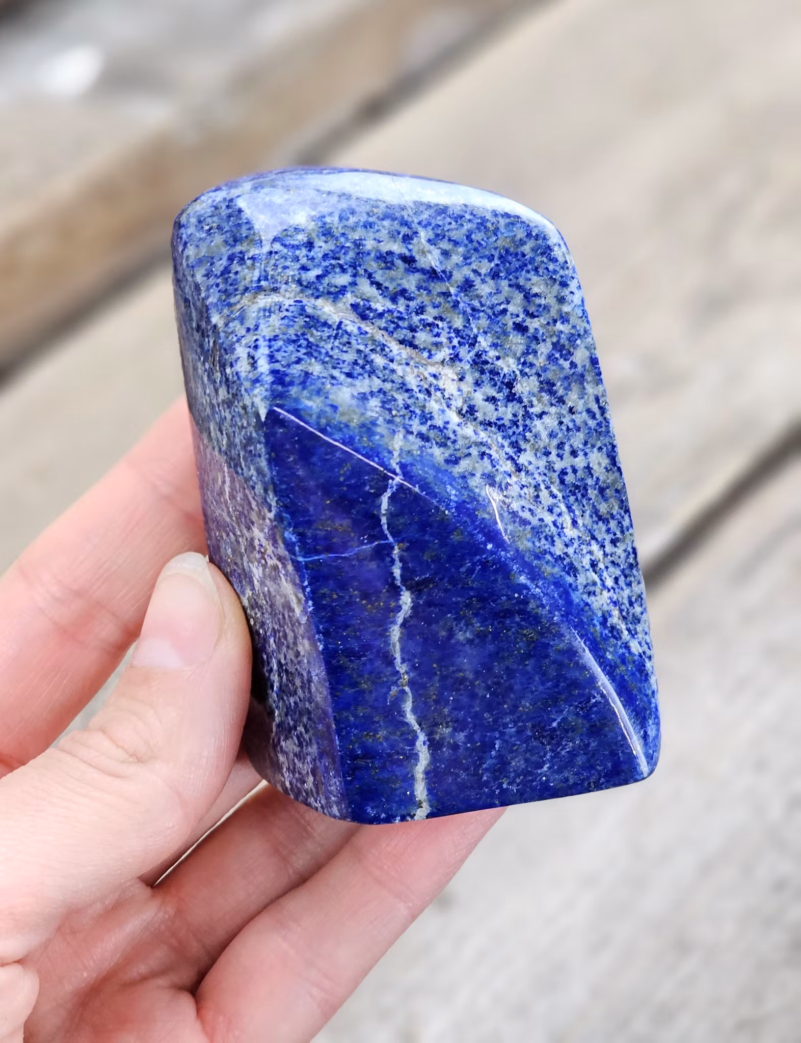 Lapis Lazuli, polerad kristall stående friform
